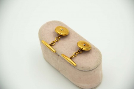 Par de botões de punho circulares em ouro amarelo e com dois diamantes 